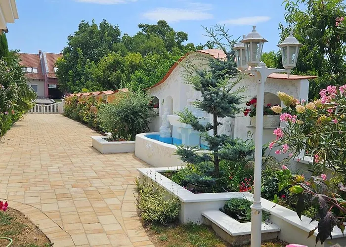 Paradise-garden-zamardi Semesterbostad